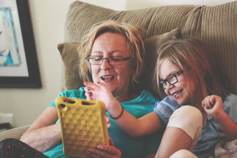 Abuena usando tablet con nieta